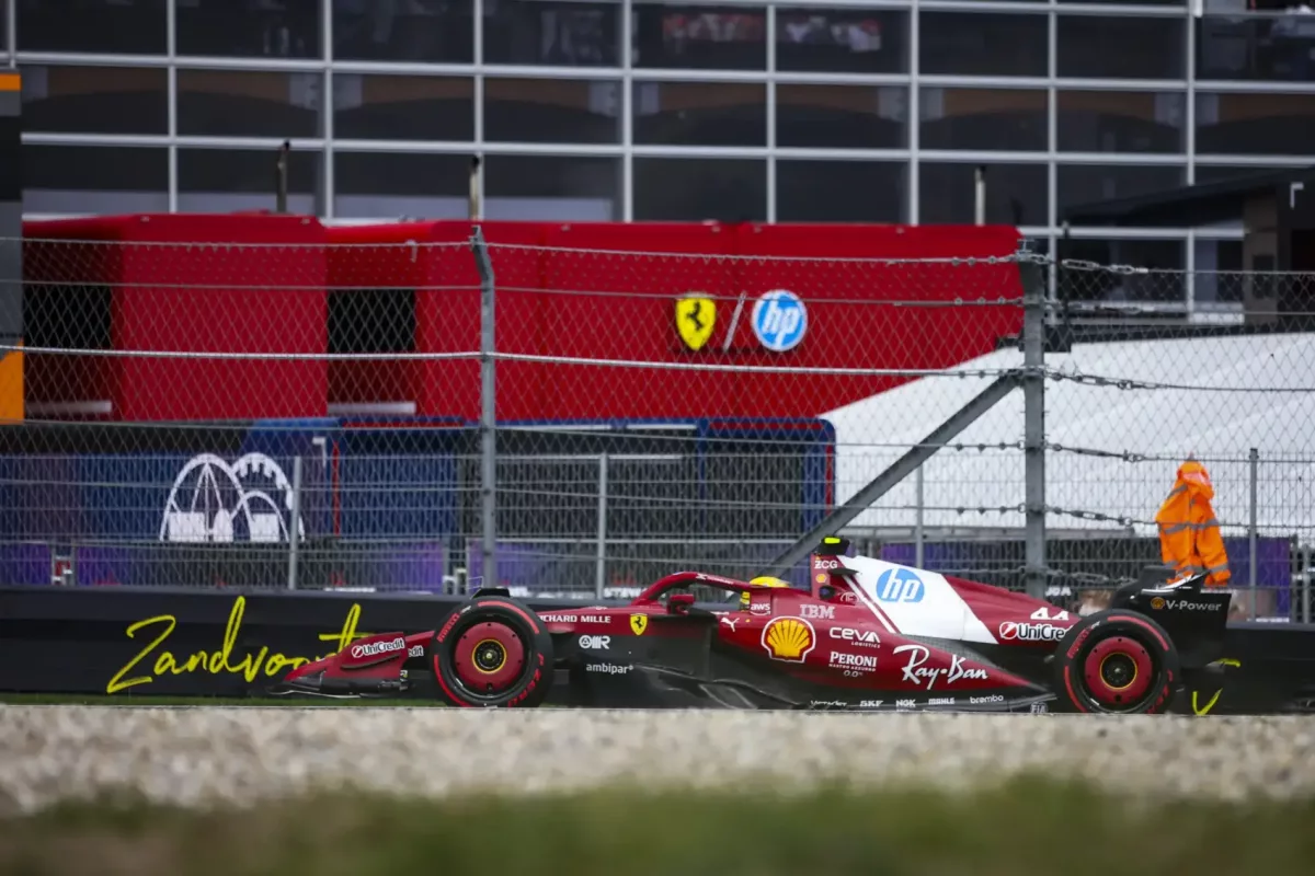 Agyonhajtotta a gázpedált: Hamiltonnak sokkoló büntetés járt