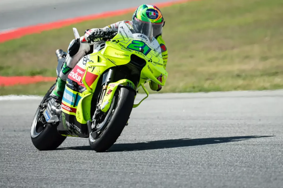 A Morbidelli kétarcú teljesítménye: büntetés és bukás után az élen Misanóban a V4-es Yamaha