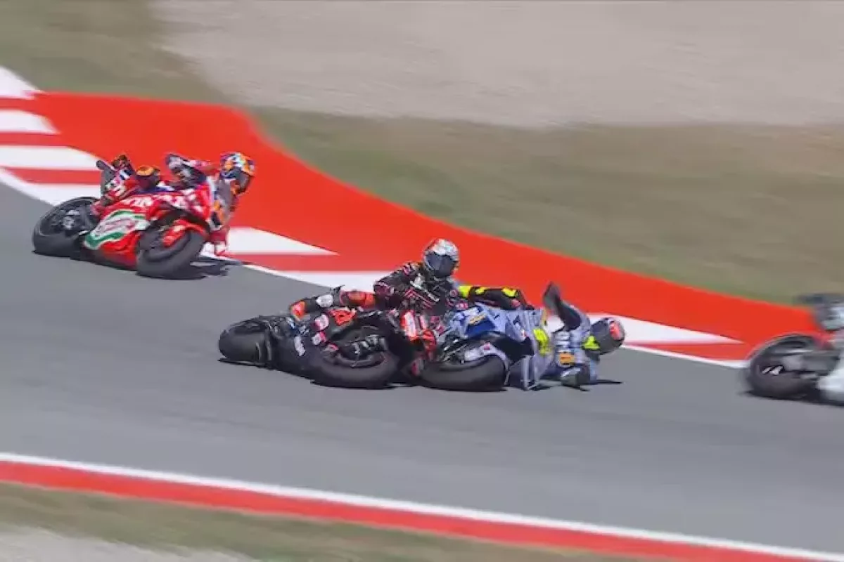 Megbüntették a gyári Aprilia pilótáit „kivégző” versenyzőket, Bezzecchi megúszta törés nélkül