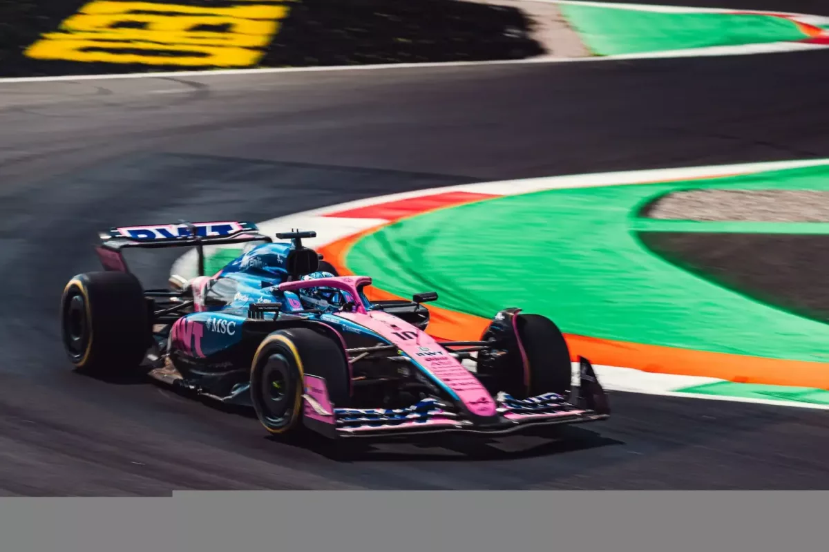 F1-es bajnok hosszabbította szerződését a csapatával