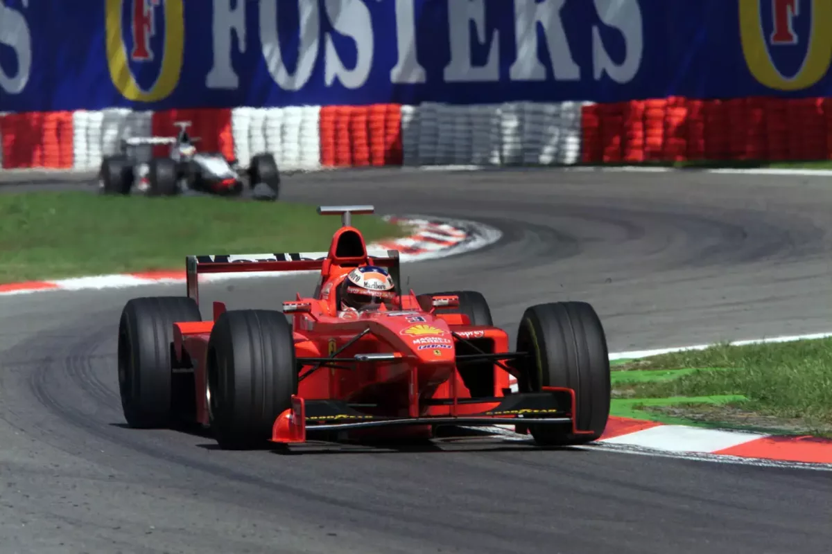 Az összefoglaló cím: „Az ikonikus Schumacher-Häkkinen ütközet: vakon a Monza győzelem felé