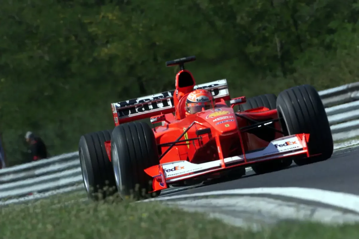 Az elárverezett Michael Schumacher 2000-es Magyar Nagydíj overalle