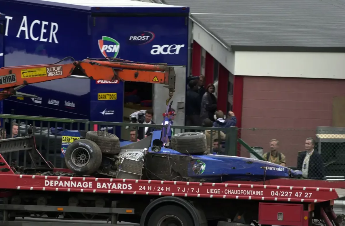 Élet-halál között az F1-es pilóta: 270 km/h-s bukásból túlélte a tekintélyes ütközést