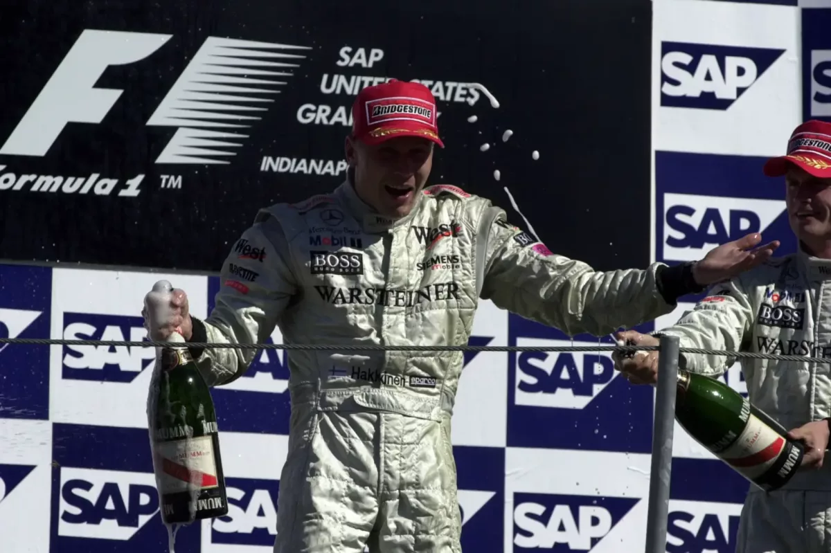 Häkkinen briliáns visszatérése az F1-ben: Az FIA kínos hiba közepette győzött.