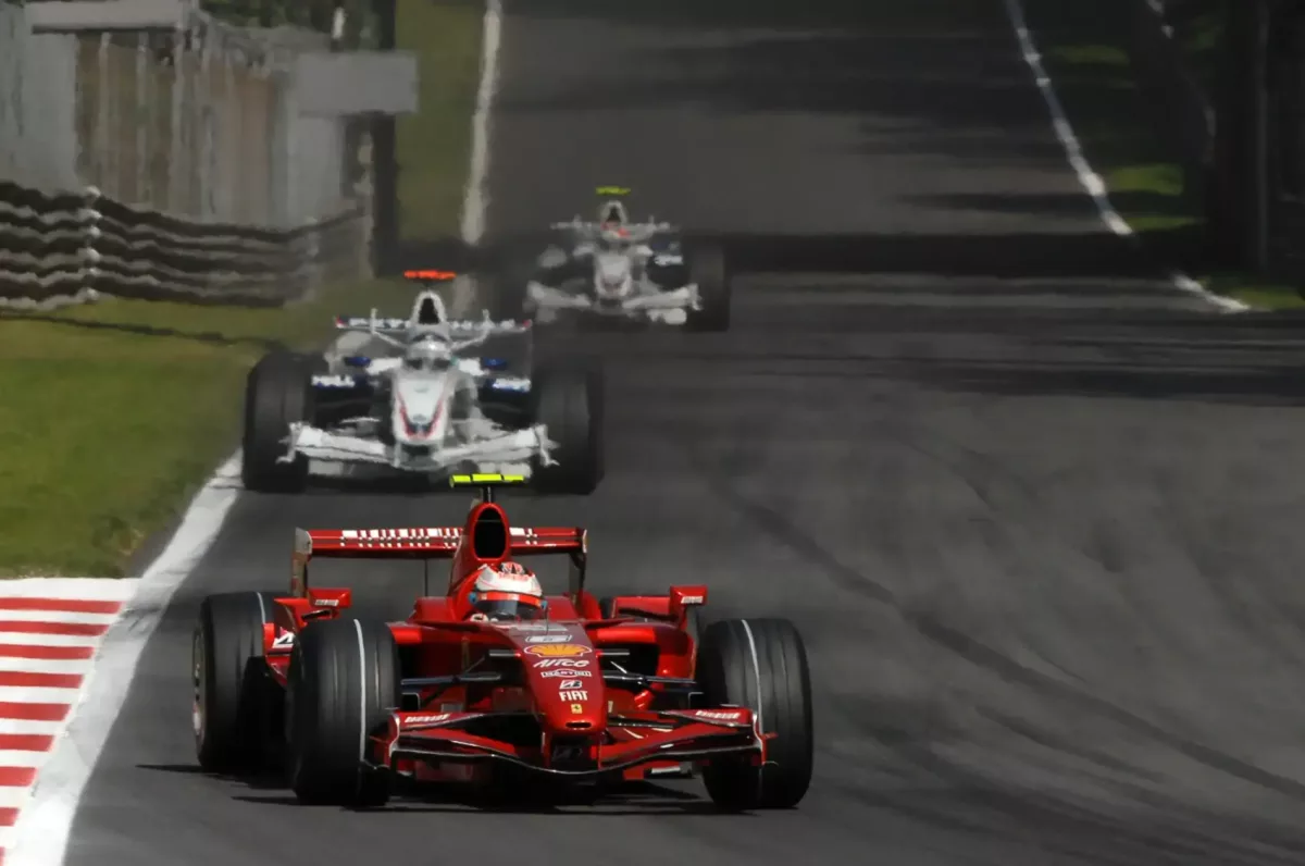 Késés a V8-as motorok visszatérésében: Csúszás a Forma–1 rajongóknak