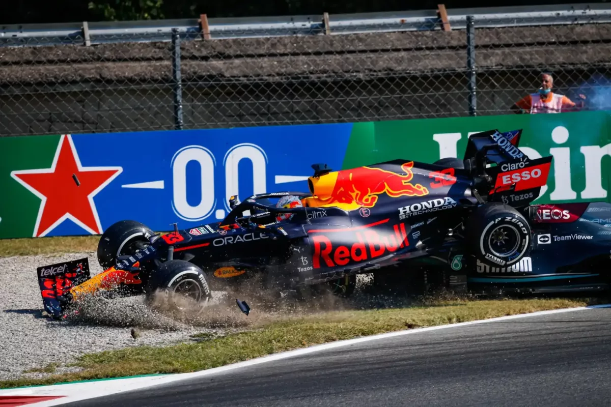 Végtelen hittel a Ferrarinál, de vajon szükség van egy Verstappen–Hamilton stílusú ütközésre?