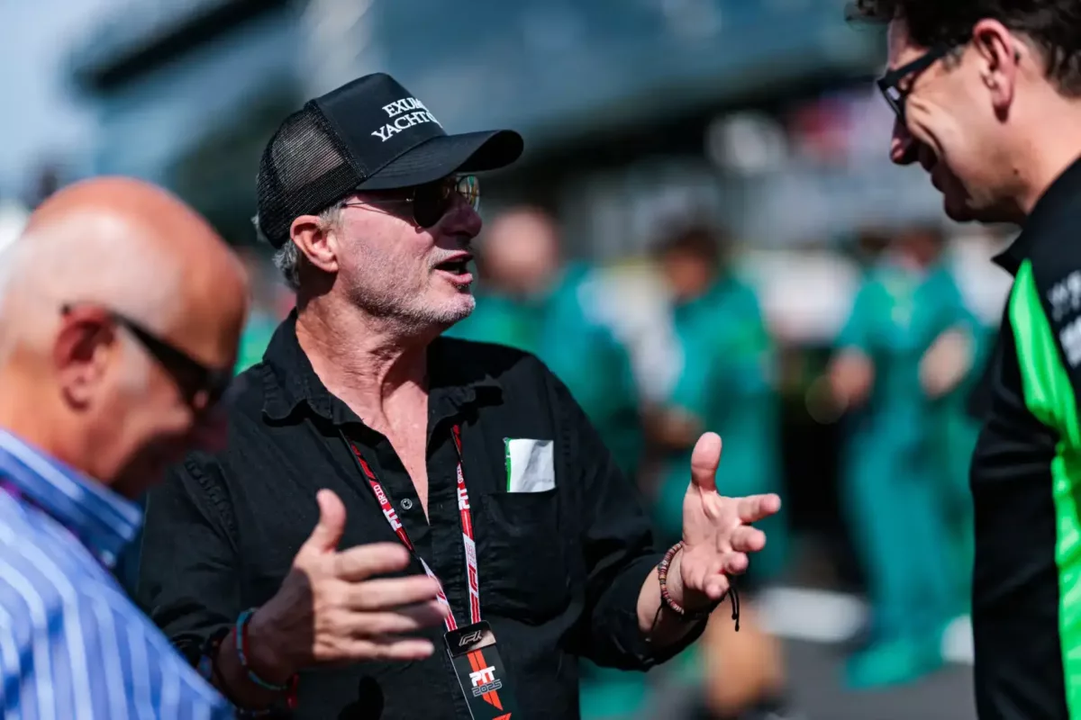 Az „Exkluzív interjú a traumatikus emlékekkel: Egy korábbi Ferrari-pilóta és az életveszélyes szituáció utáni találkozás” rendezői címet választanám ehhez a tartalomhoz.