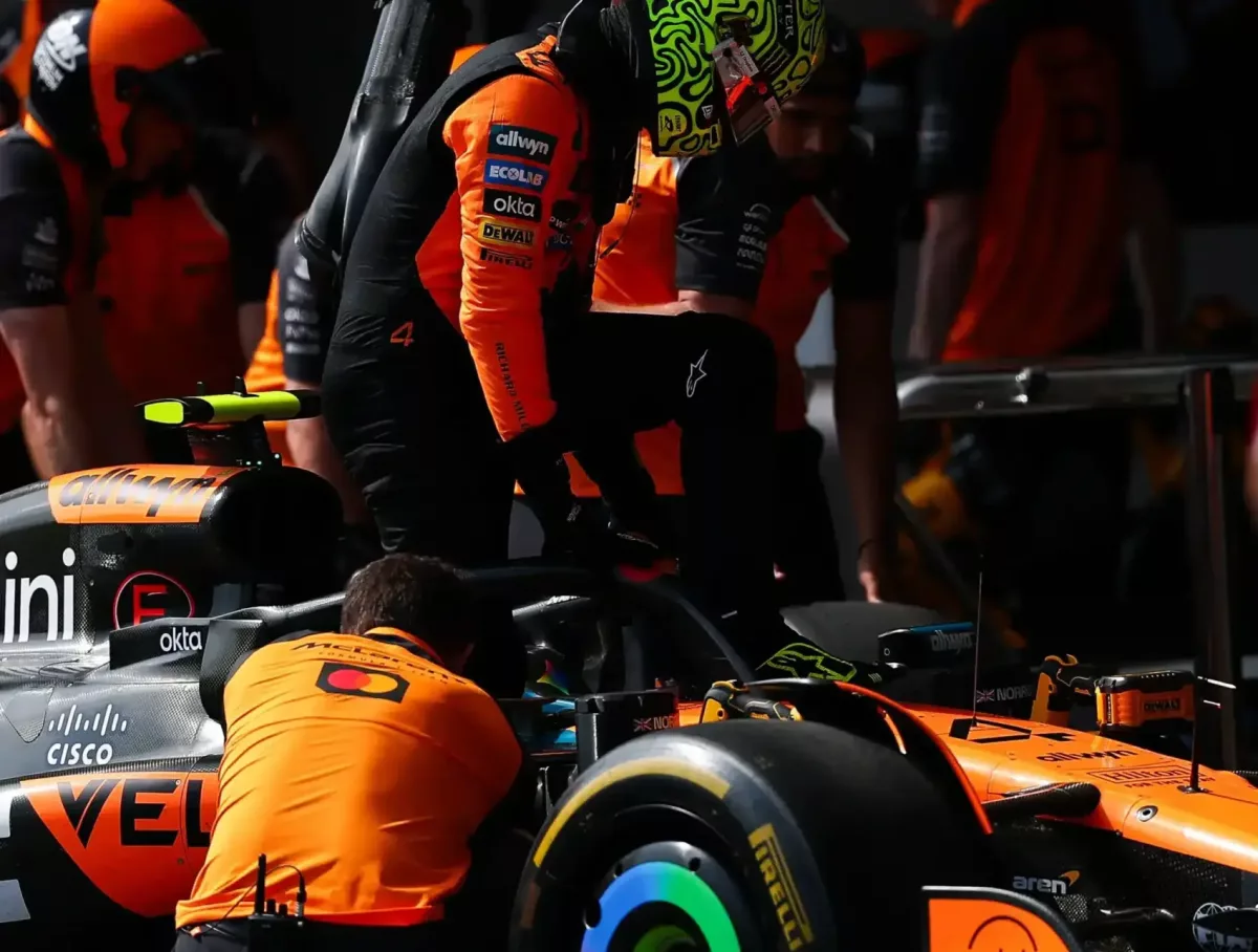 A McLaren pilótái összeütköztek: Hamilton előzetes lépéssel az élen