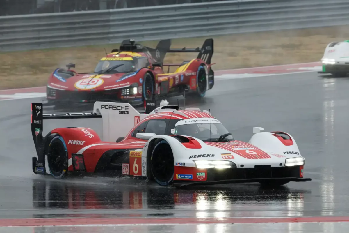 Zseniális előzés: a Ferrarit legyőzték az esőben