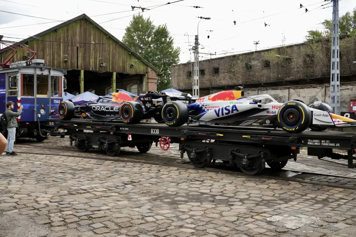 A Red Bull F1-es autóit szállító villamos újra útra kel: kövesd nyomában Budapest utcáin!