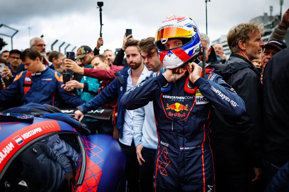 Az F1 világát megrázó hír: Verstappen Ferrarival a legendás pályákon