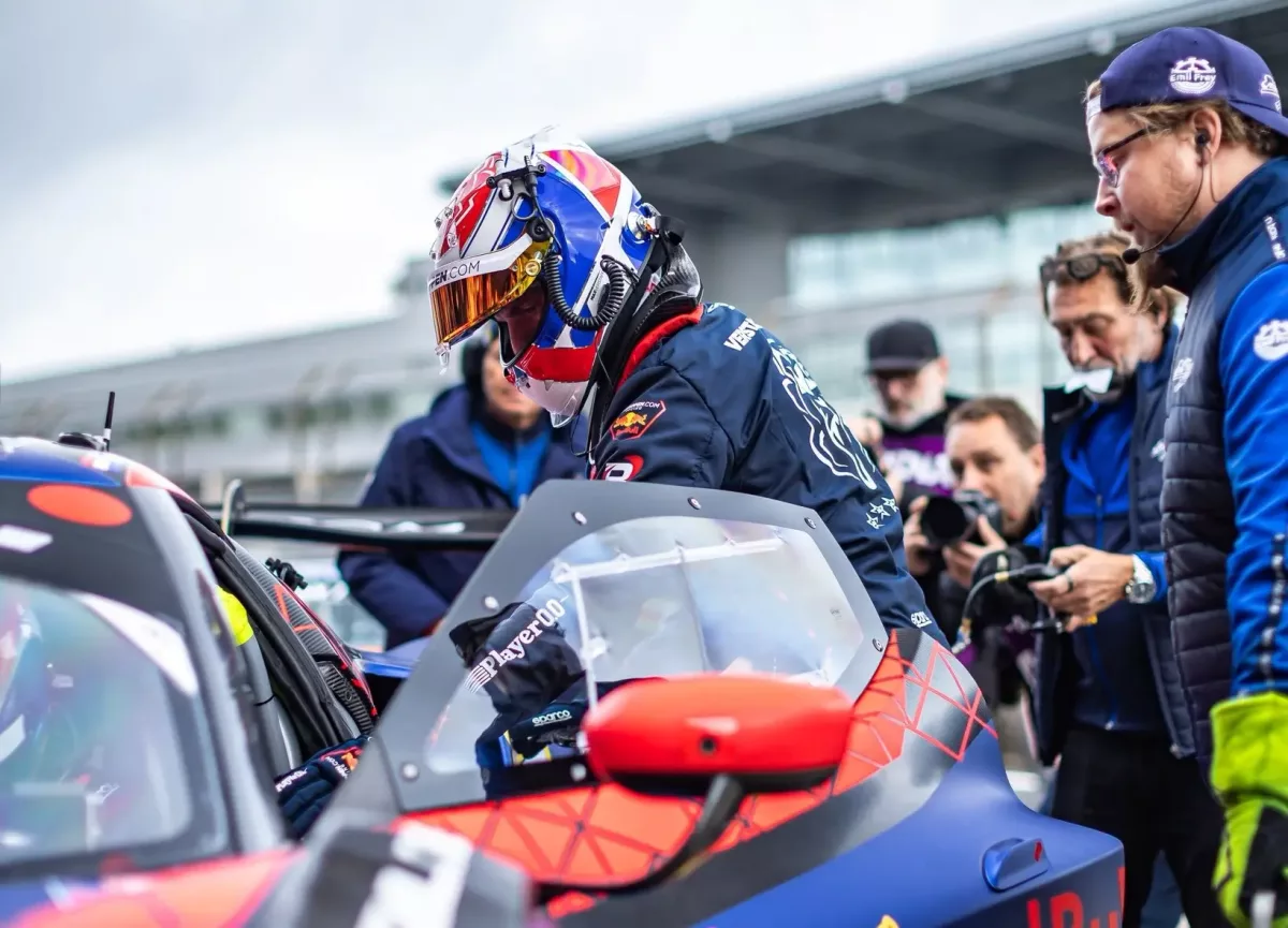 Verstappen és társa lenyűgöző győzelmet aratott a Nordschleifei 4 órás versenyen