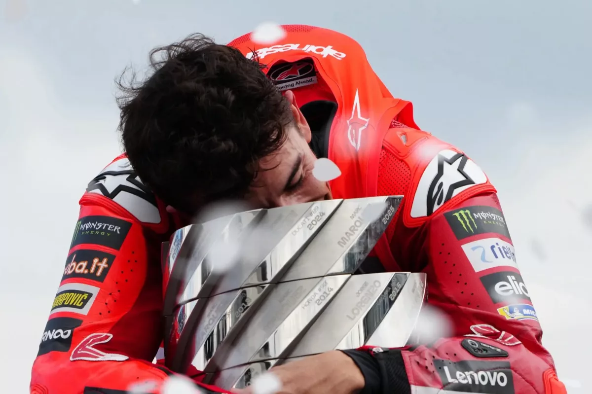 Az új bajnoki trófea avatása: „Több mint egy szám” – hatásos és megható kisfilm fogadta Marc Márquezt