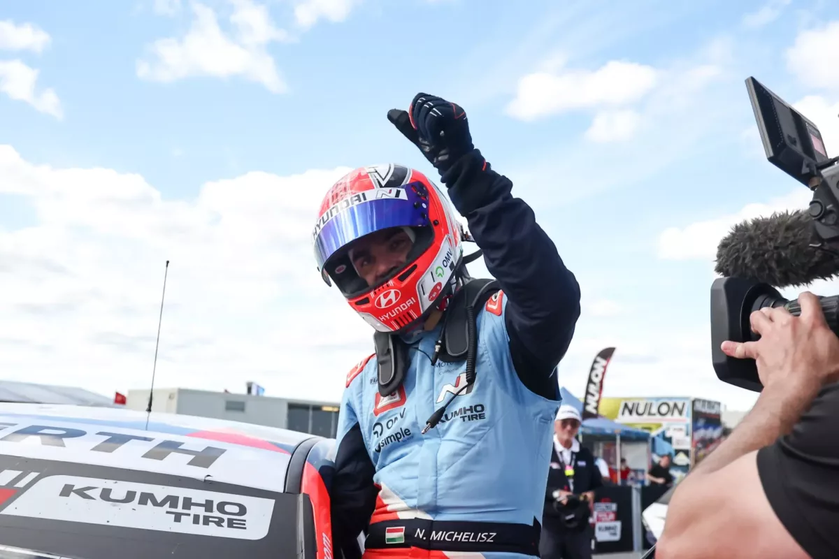 Michelisz Norbert hihetetlen győzelme: 2 ezredmásodperces előnnyel a versenyzők előtt