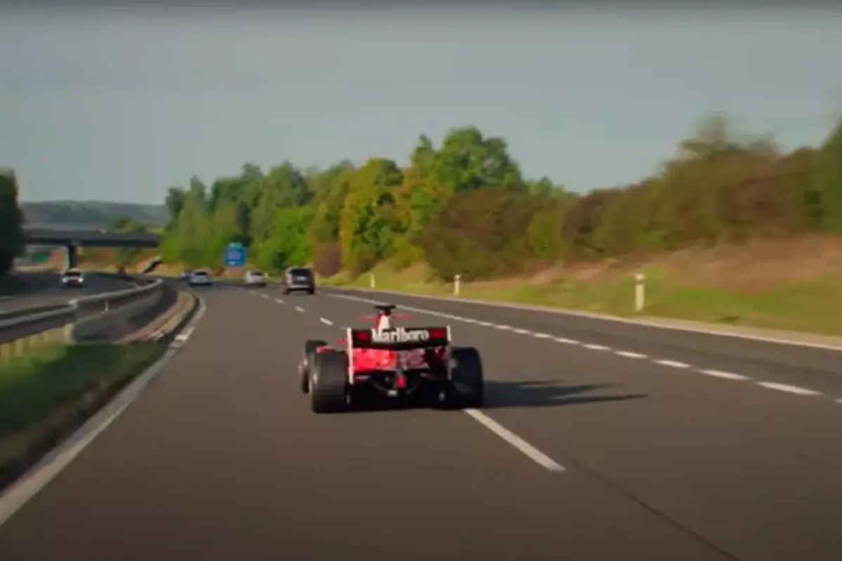 A veszélyes száguldozás szigorú büntetését kapta a cseh autópályán az F1-es Ferrarira hajazó formaautó sofőrje