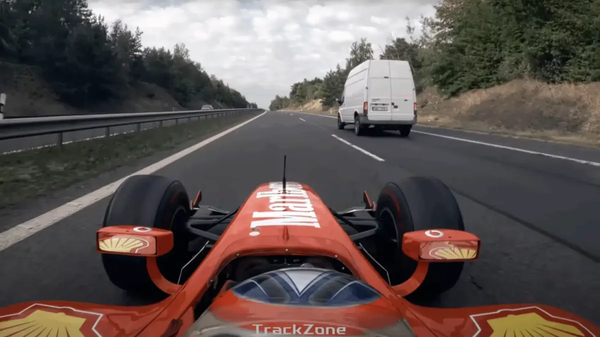 Rejtélyes Ferrari álcázás: Autópályán száguldó formaautó sofőrje elfogva