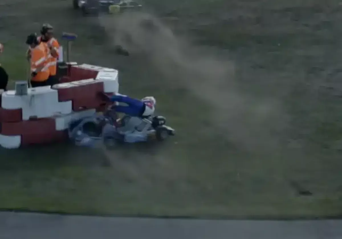 Kiélezett helyzet a pályán: Kilökött versenyző kizuhant a gokartból – Gyilkossági kísérletnek is felfogható tett rögzítve a felvételen