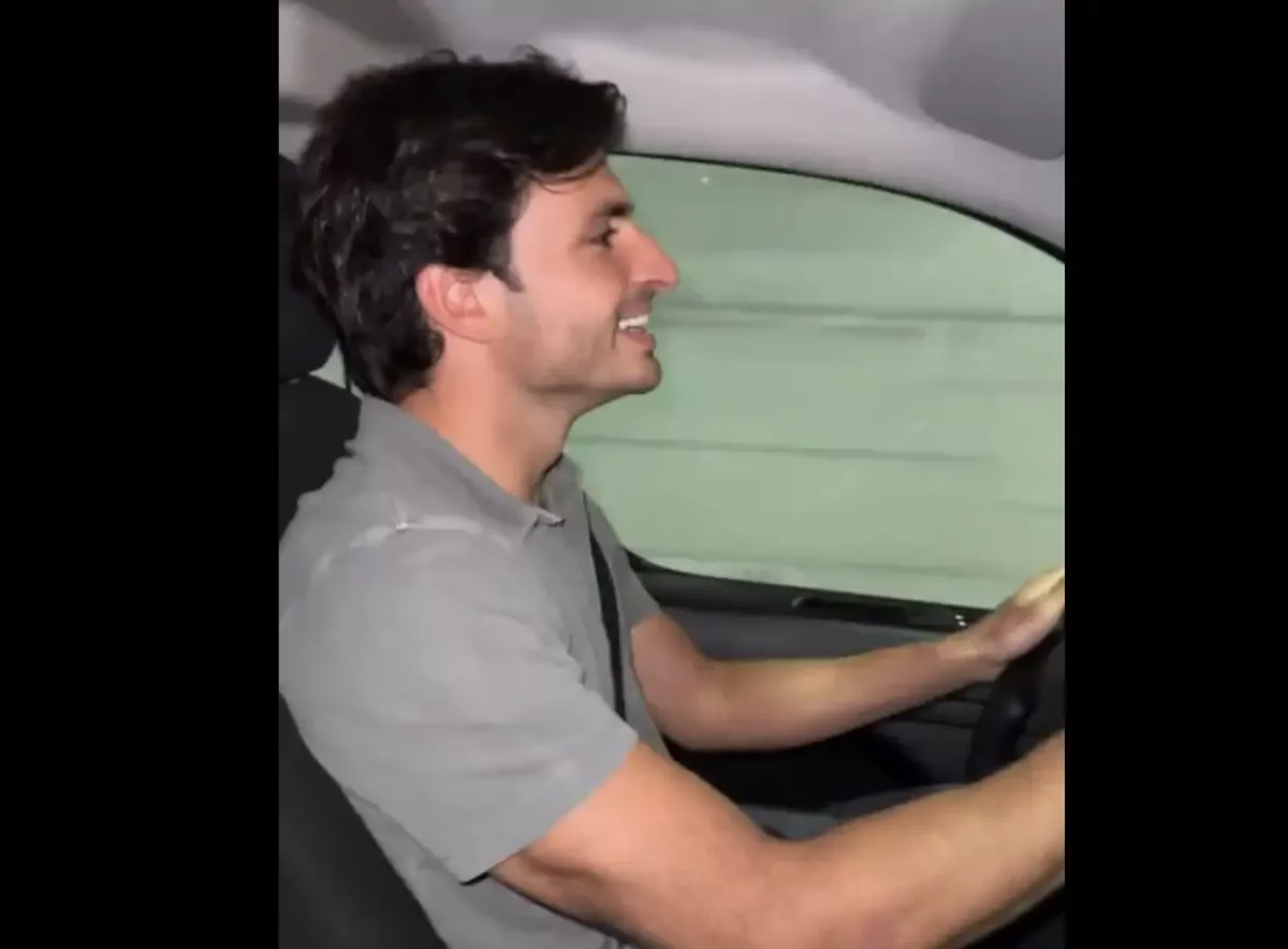 Leclerc és Sainz különleges „autós hazavonulása” az azeri futam után: együtt kocsikáztak haza a repülő helyett (videó)