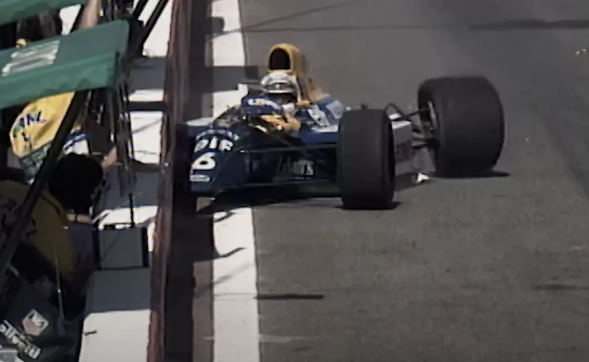 Hihetetlen F1-es autós bemutató a bokszutcában: Lélegzetelállító videó!