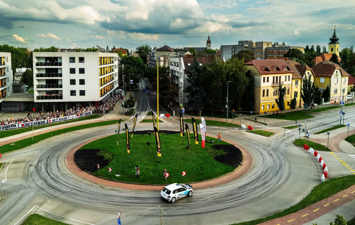 Fények, füst és tömeg: Varázslatos hangulat a győri prológon