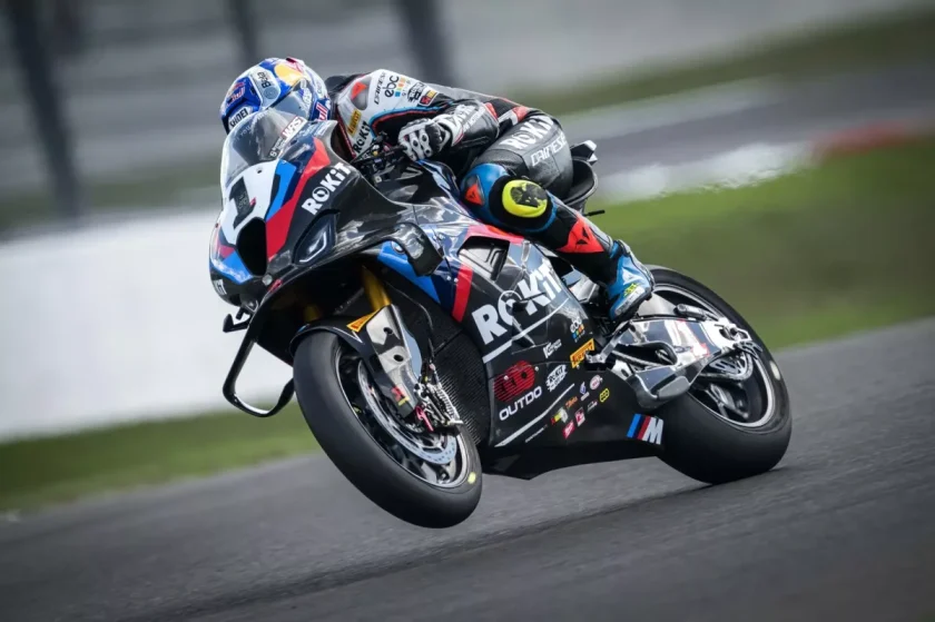 Az „Ismét meglepő győzelem-együttes a Superbike világkupában” cím megfelelő lenne ehhez.