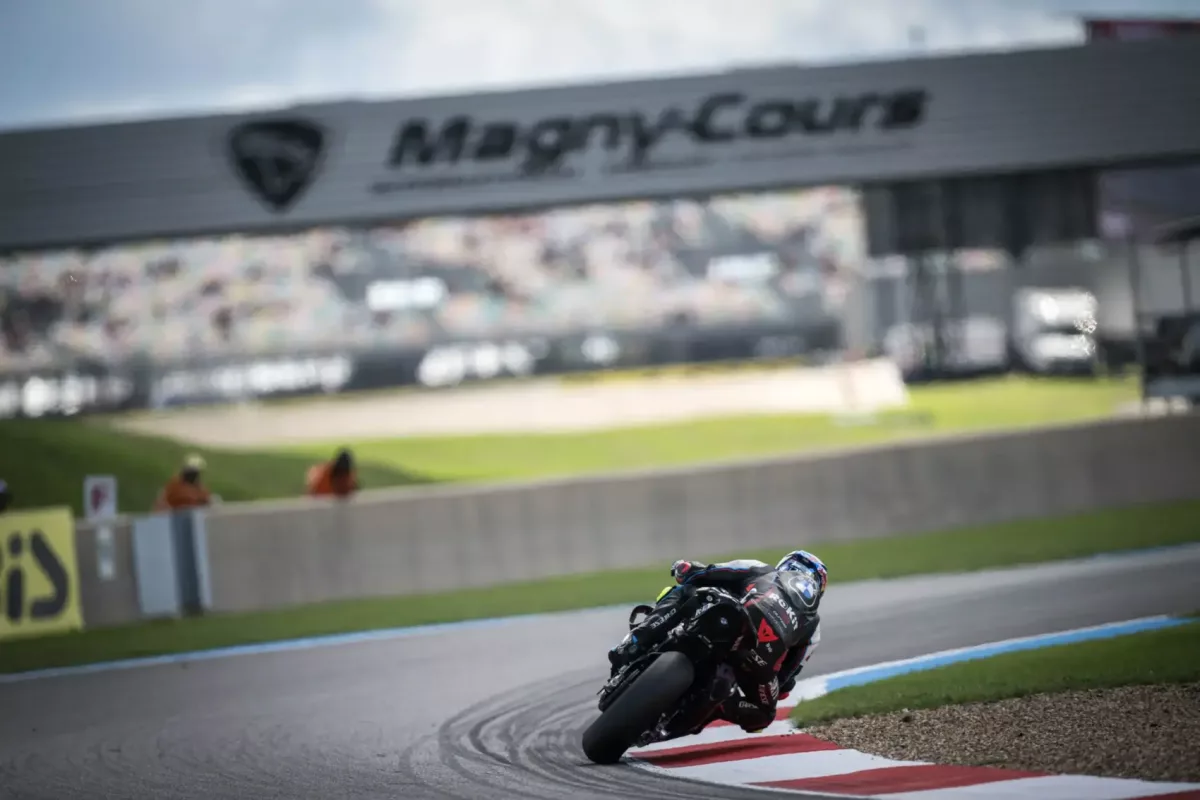 Az érzelmek hullámvasútján: Razgatlıoğlu emlékezteti tavalyi balesetére, Lowes támogatja hibázó testvérét