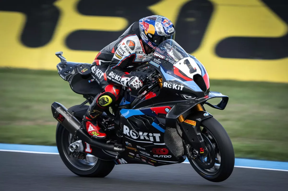 Az első magny-cours-i futam egyben Razgatlıoğlu-diadalt, testvérharcot és furcsa tömegbukást is tartogatott