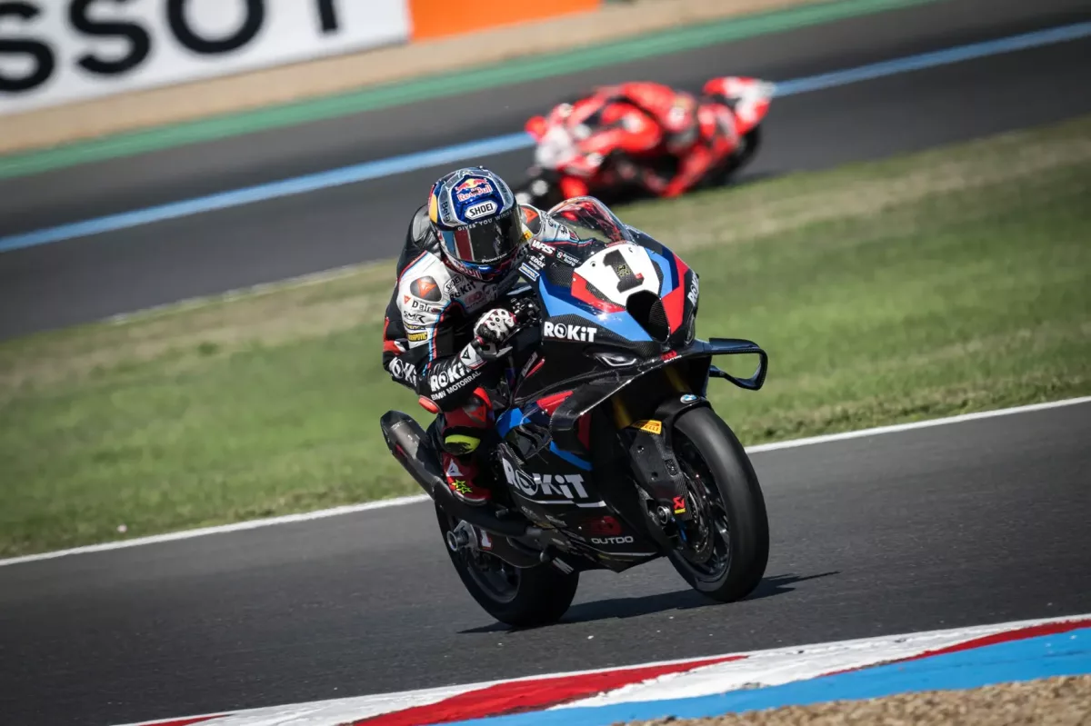 Razgatlıoğlu letarolta a mezőnyt Bulega hibája ellenére – Sam Lowes újabb bukása a hírekben