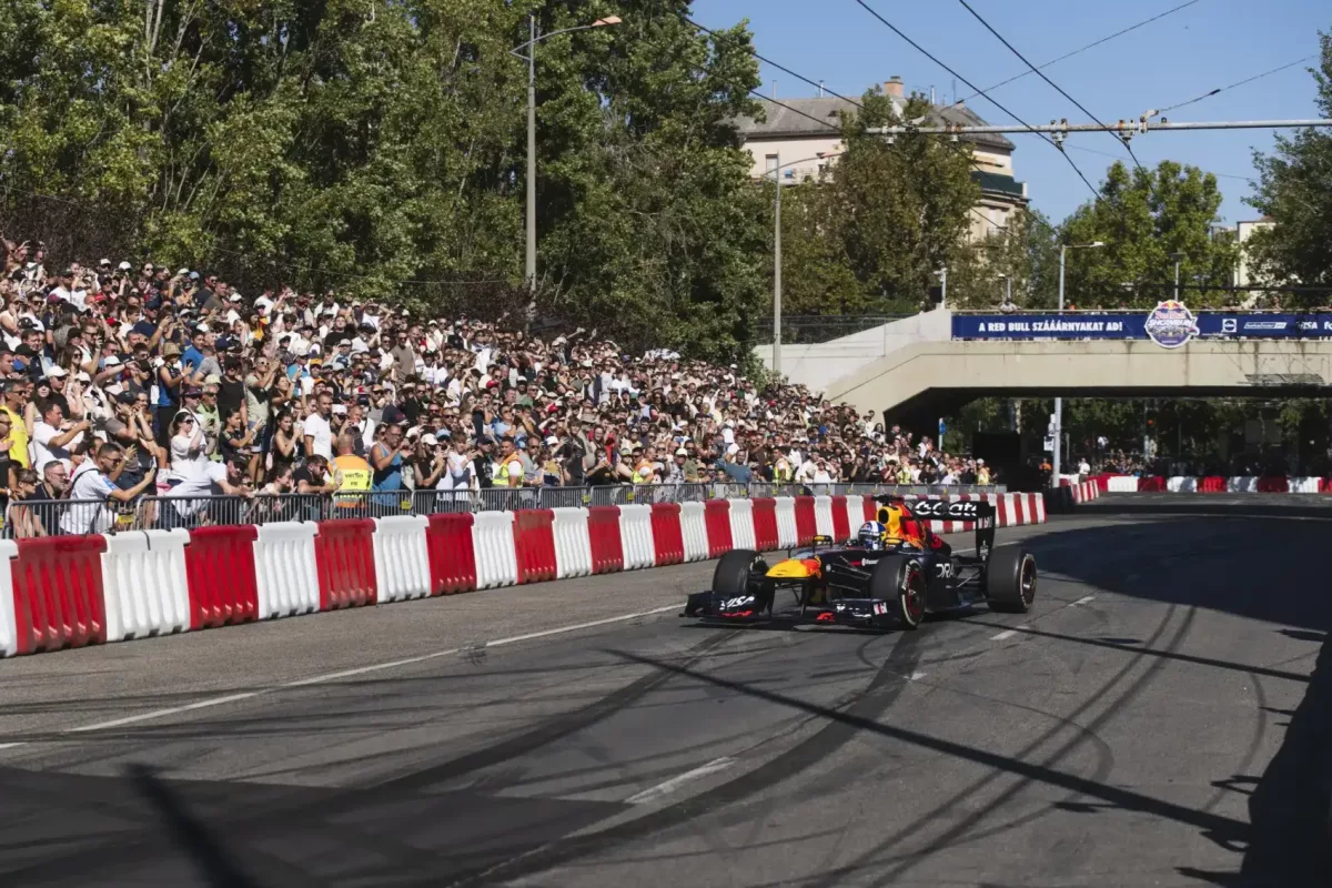 Az „Üvöltő siker a Red Bull F1-autókkal a Budapesti utcákon