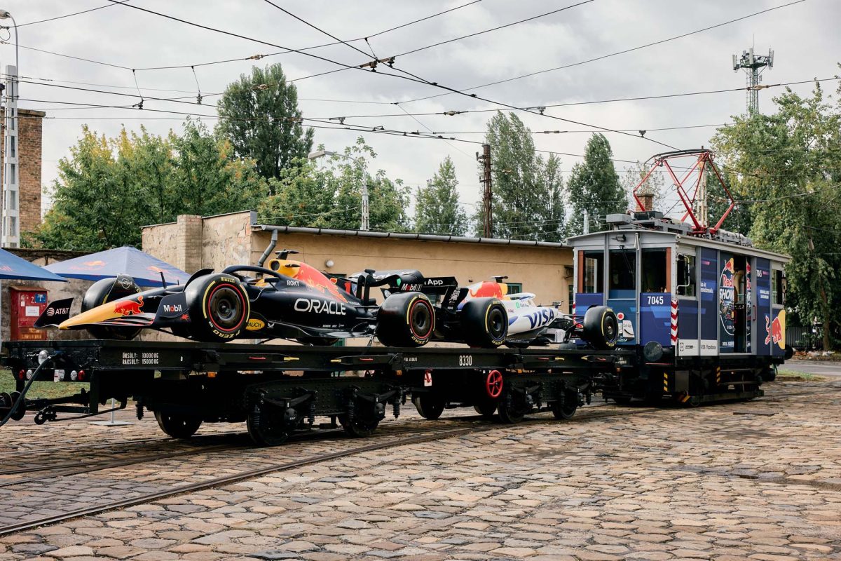 Szárnyakat kapott a budapesti villamos – F1-es autók cirkálnak a belvárosban