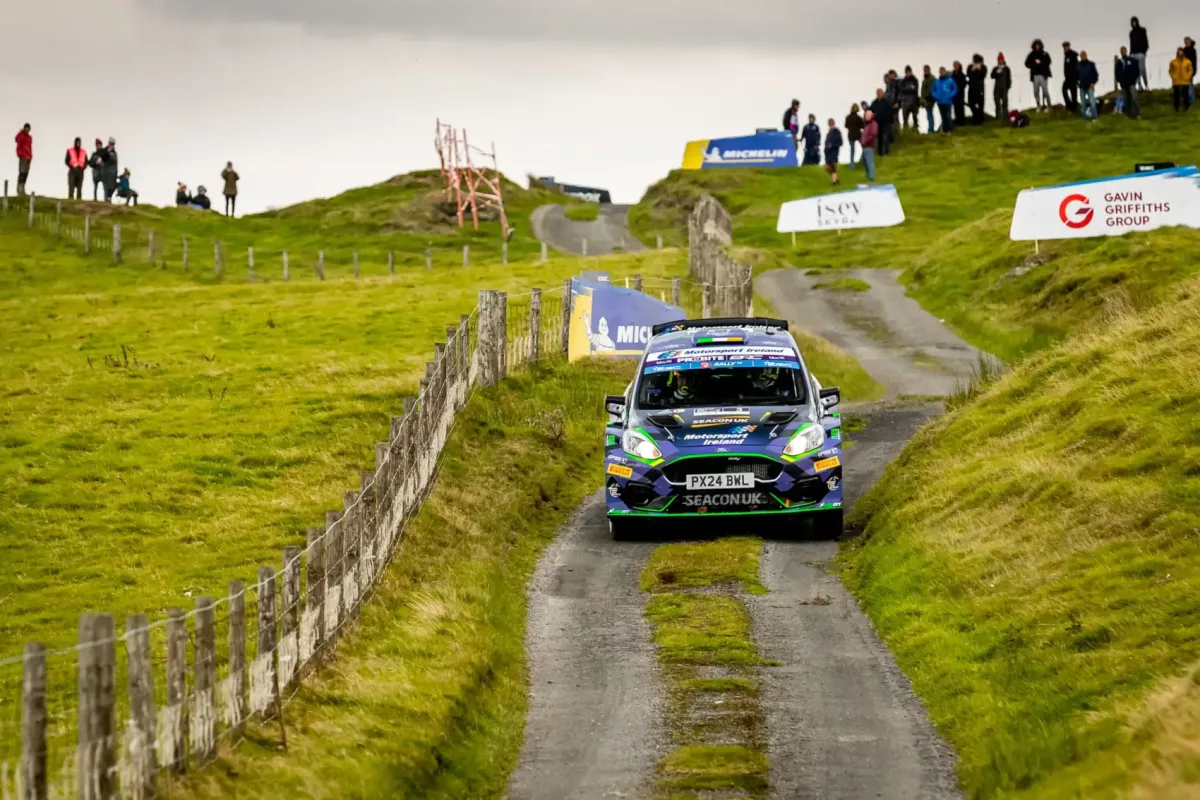 Az ERC történetében történelmi pillanat: Armstrong első futamgyőzelmét aratva, három versenyző lehet Európa-bajnok