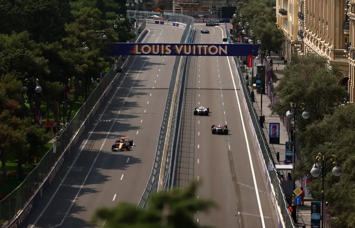 Lengyel módszerrel nyert Norris, Hamilton balesetet okozott a Ferrarinak Bakuban