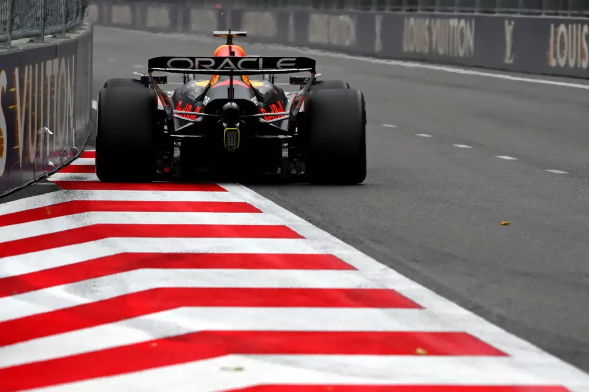 A bakui hajrá kritikus pillanatai: Verstappen döntésének sorsdöntő hatása