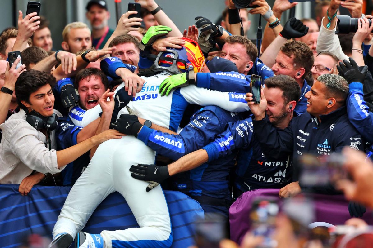 Családias összefogás a pályán: Williams Sainz első dobogójának megindító ünneplése