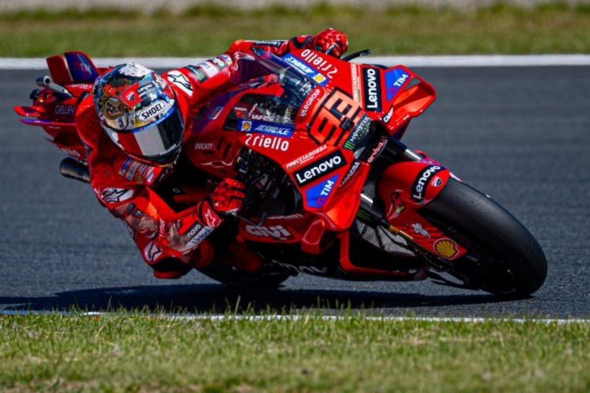 Egy lehetséges cím: „Bagnaia felettébb domináns volt a San Marinoi Nagydíjban, Marquez pedig kilencszeres világbajnok!