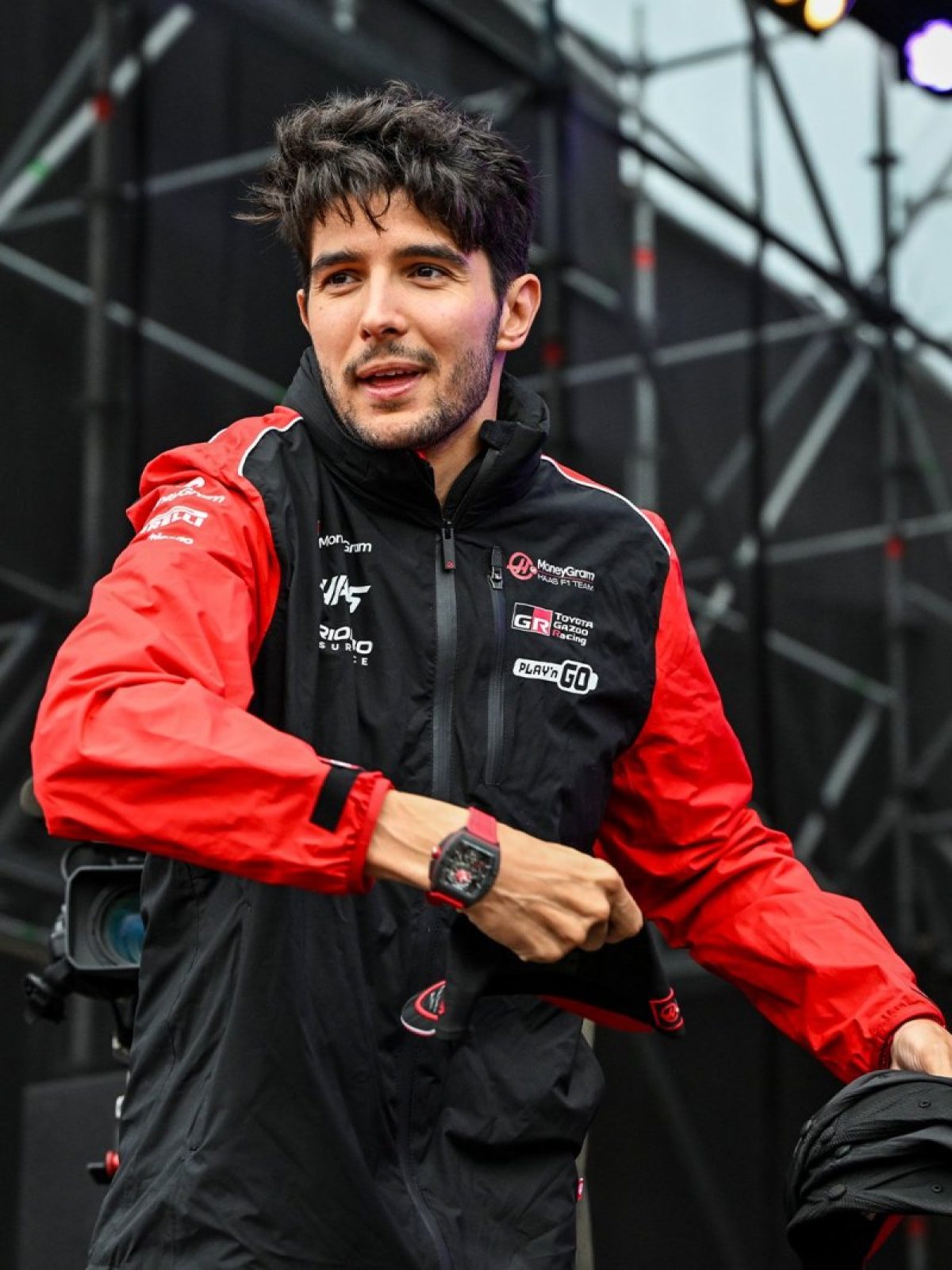 Az „Ocont kizárták az időmérőről a Haas autója miatt” hatásos cím lehet.