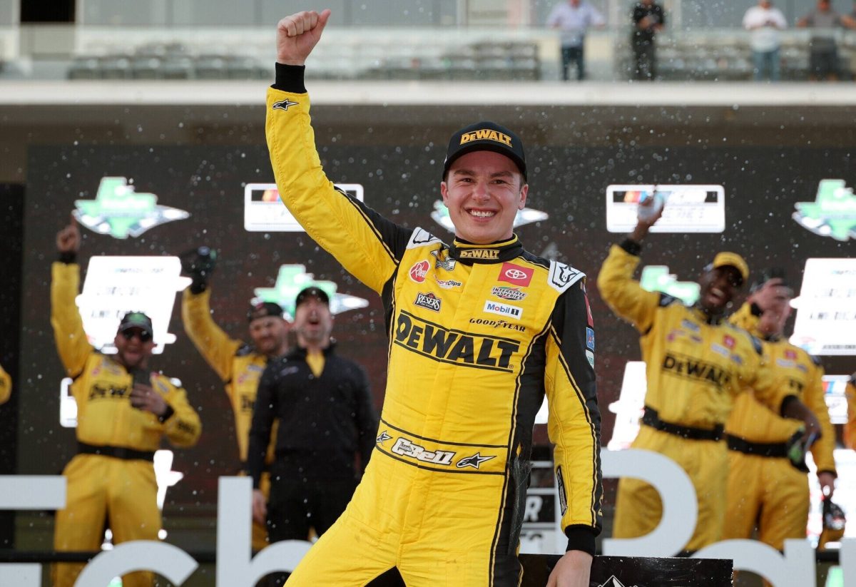A NASCAR győztes Christopher Bell Bristolon, örömét Charlie Kirknek ajánlotta