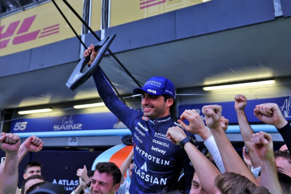 Sainz szárnyal a Formula 1.5-ben: dupla Red Bull-dobogó