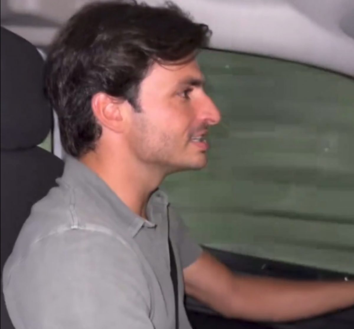 Carlos Sainz hőssé vált, amikor haza vitte Leclerc-t a bakui verseny után