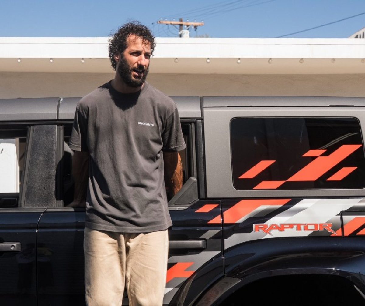 Az F1 sztárja, Ricciardo, visszatér a paddockba