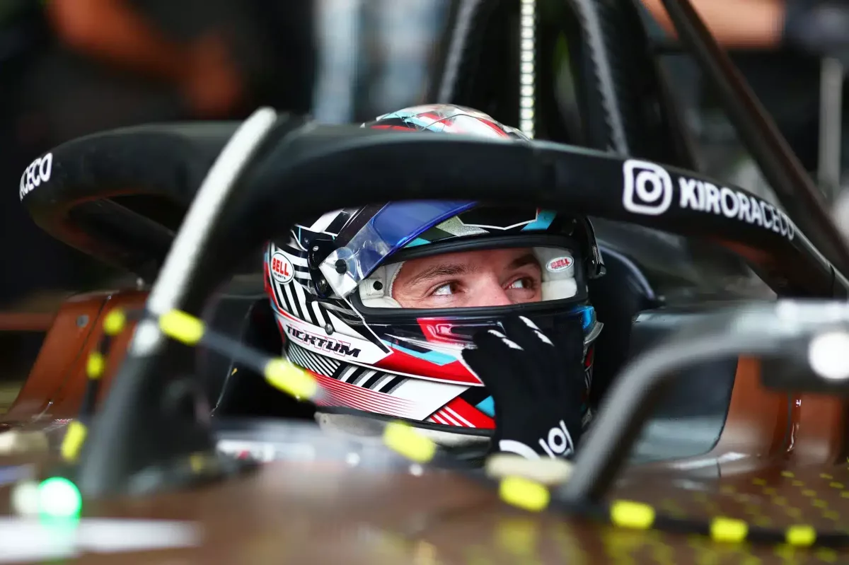 Az adrenalinfüggő pilóta: Chatelés a versenyautóból és játékbeállítás közben