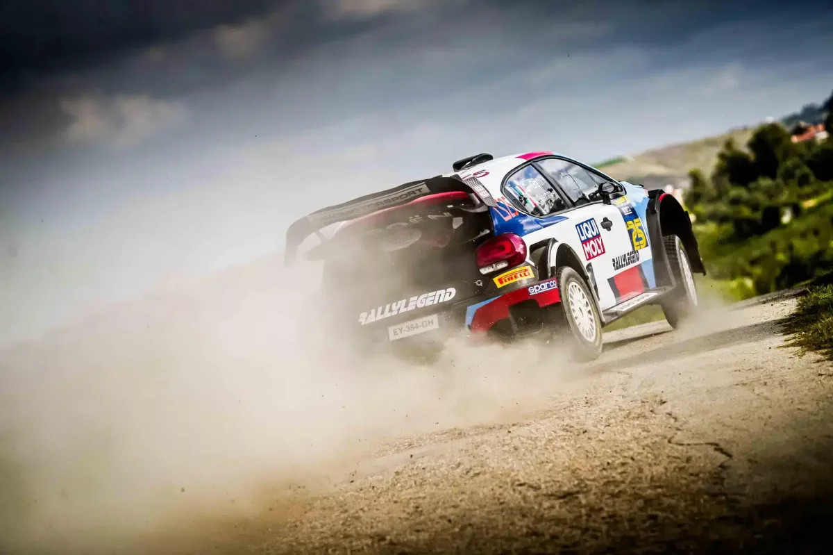 Hasonló címet adnál az alábbira: „Magyar siker a Rally Legend szombati napján: lenyűgöző látvány és fantasztikus eredmények – videó