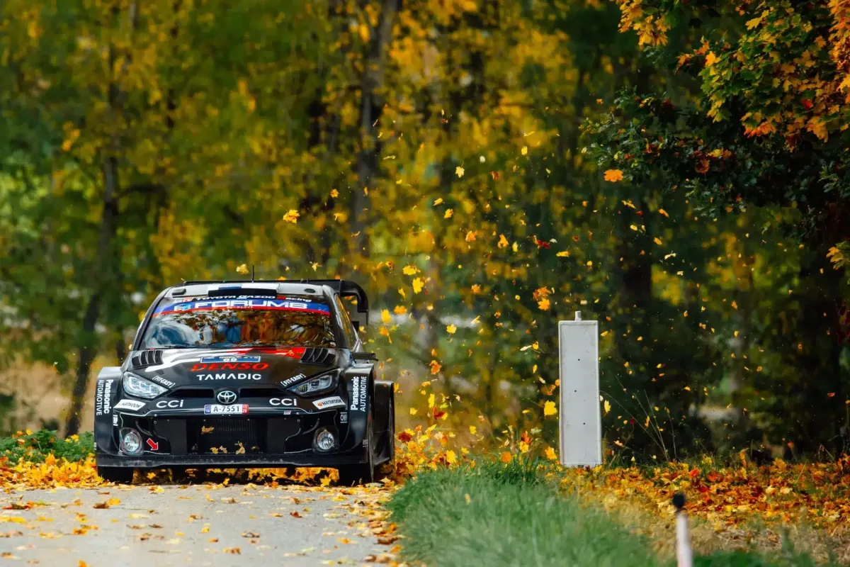 A „Rovanpera ismét a csúcson – Szorosabb verseny a pénteki cseh szakaszon” cím hatásos lehetne erre a témára.