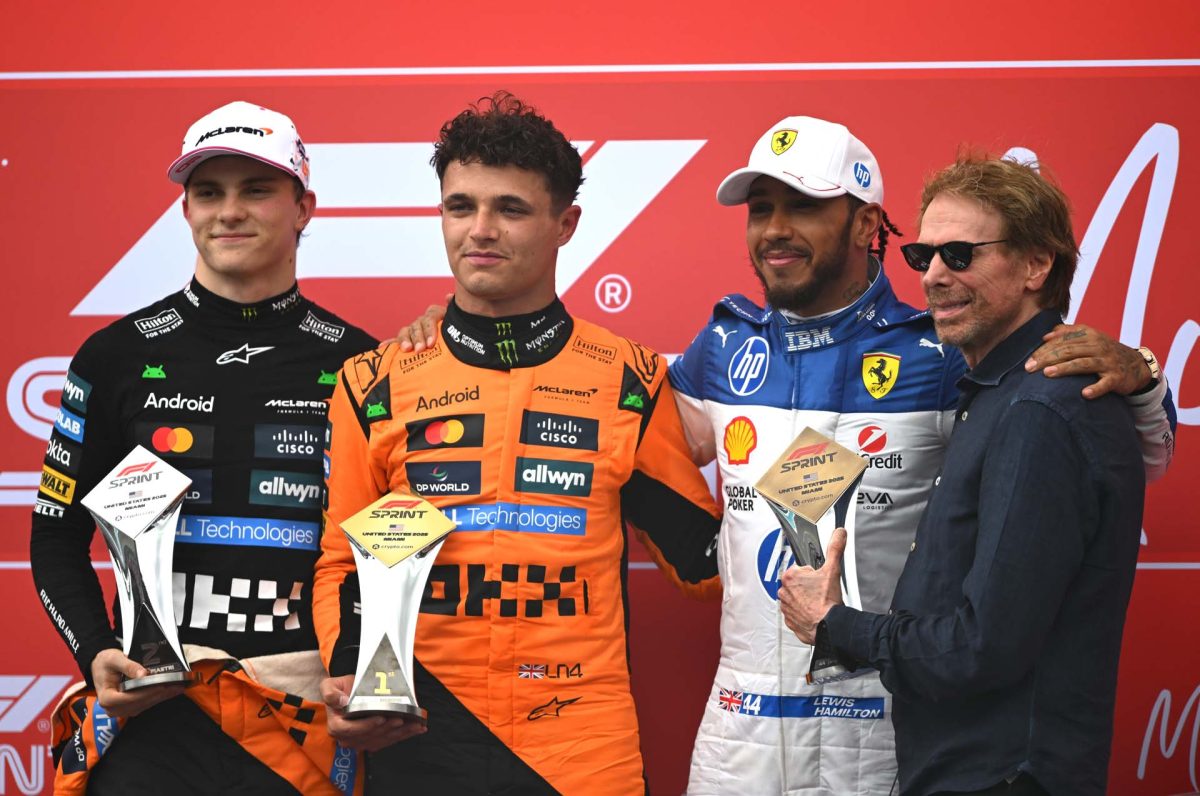 Hamilton int az McLaren-nek: óvják a pozíciójukat, különben Verstappen elragadja