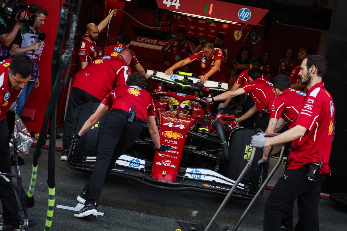 Hamilton szerencsésen megúszta a büntetést Szingapúrban!