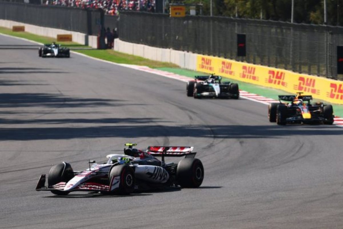 A Bearman ádáz küzdelme a Verstappen előzéséért