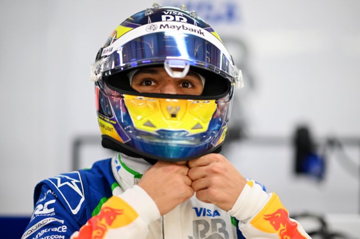 Düh és csalódás: Hadjar bosszankodik a szerencsétlen kör miatt a nyolcadik rajthelyről