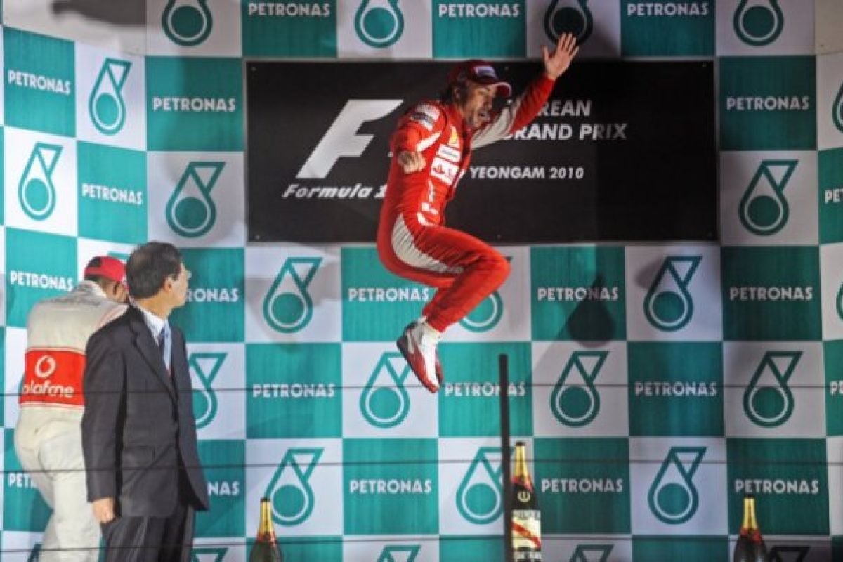 F1 történelem: Alonso kimagasló teljesítménye az esős versenyen