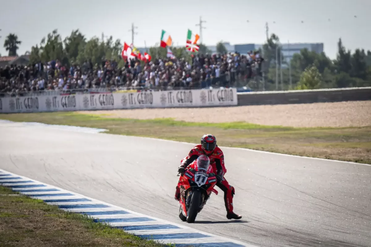 A Bulega diadalmasan megkoronázta magát világbajnokká a gyári Ducati színeiben – Razgatlıoğlu csalódással zárta a szezont