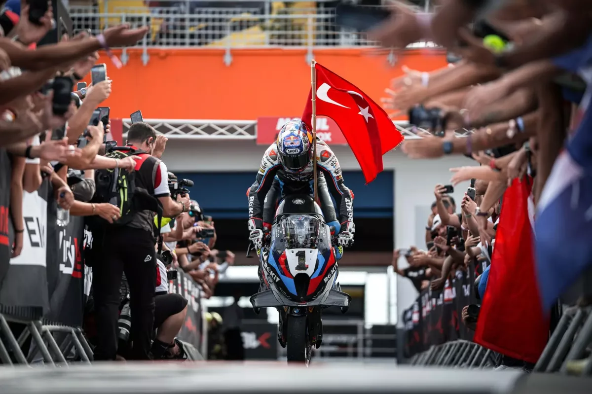 Razgatlıoğlu emelkedése: Egy motoros pilóta útja a halhatatlanság felé képekben